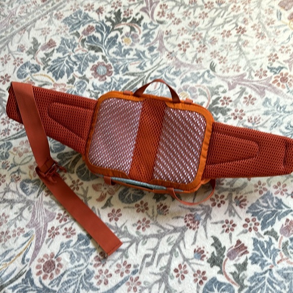 Hydroflask hip pack in EEUC! - Picture 2 of 6